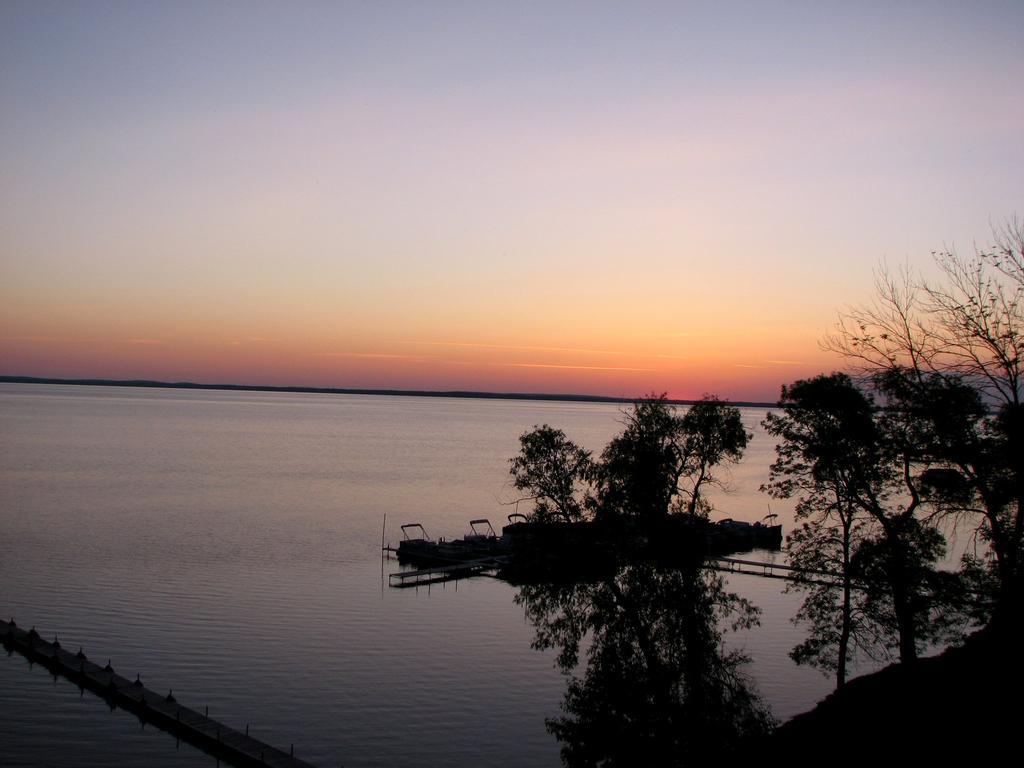 Beachfront Hotel Houghton Lake Exteriör bild